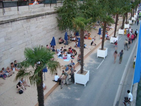  soirée Paris-plage, jeunes pique-niquant sur le sable